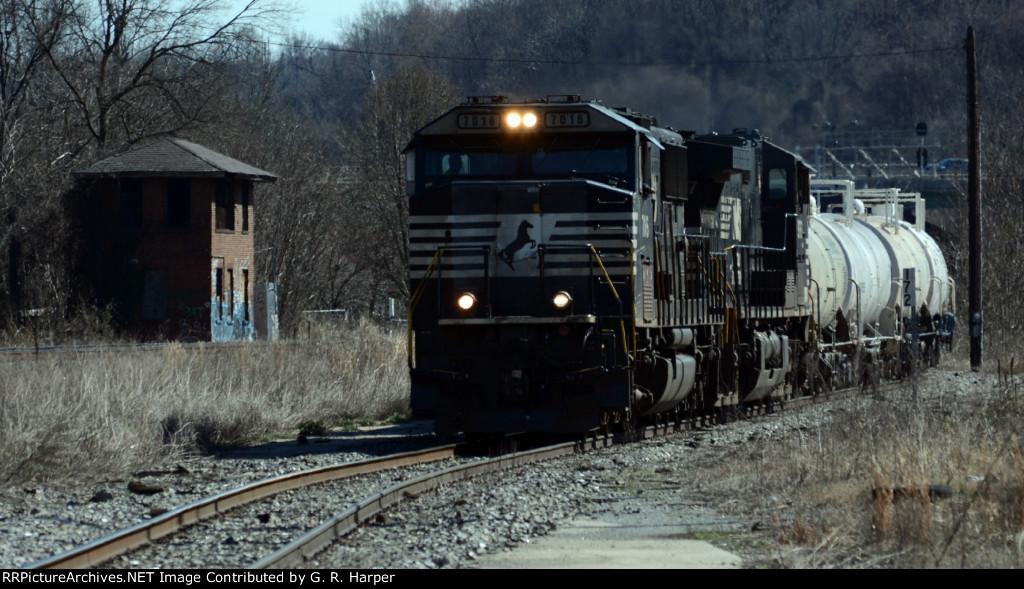 NS E19 on the "Southern Old Main Line" passes by C&O's ND Cabin.